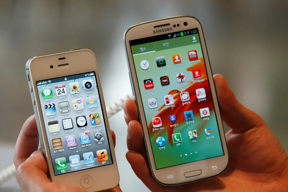 Apple Iphone 4s holdes sammen med Samsungs Galaxy S III, flaggskipene til de to selskapene i begynnelsen av 2012, året etter det første søksmålet saken. Foto: Lee Jae Won / NTB Scanpix