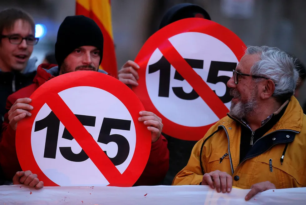 Folk i Catalonia protesterer mot artikkel 155 som gir spanske myndigheter mulighet til å ta direkte kontroll over regionen og oppheve selvstyret. Foto: AP / NTB scanpix