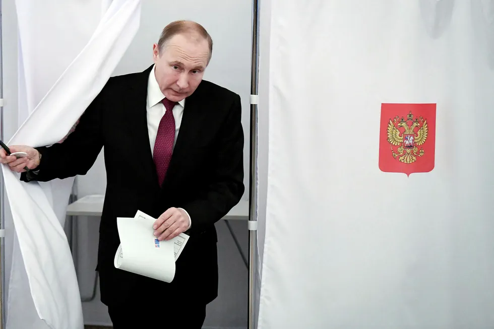 Søndag ble det klart at Vladimir Putin går inn en ny periode som president i Russland med rundt 60 prosent av stemmene. Yuri Kadobnov/Pool/Reuters/NTB Scanpix