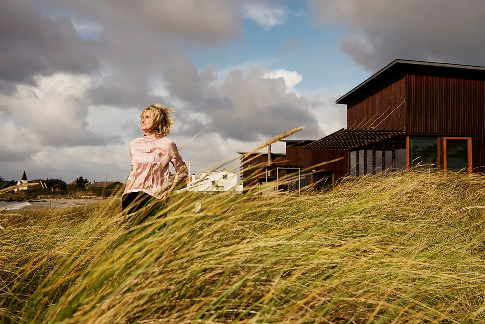 Skylaget sprekker passende nok opp for Irene Rummelhoff, Statoils konserndirektør for fornybar energi, når hun tar pause fra konsernledelsens samling på Solastranden. Statoils gjestehus til høyre. Foto: Marie von Krogh
