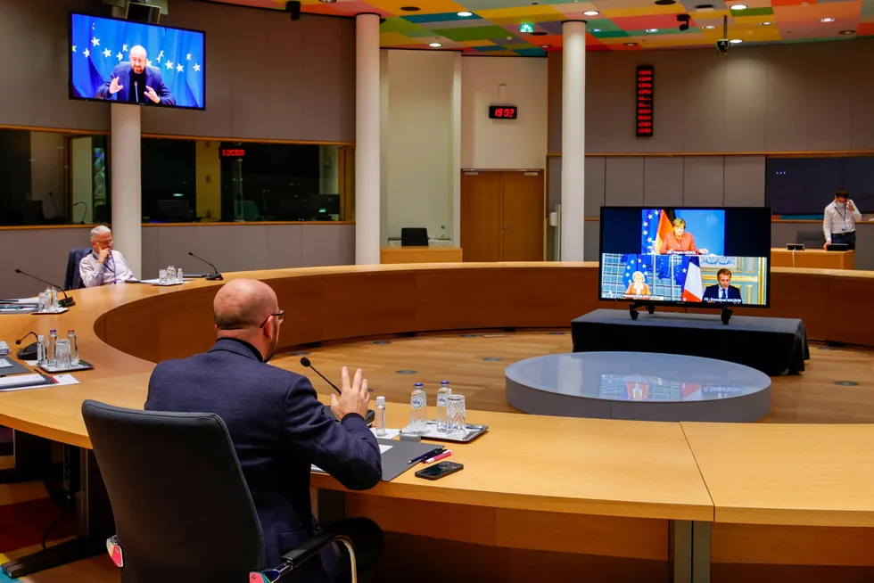 Varmer opp EU-rådets president Charles Michel tok en videoprat onsdag med Tysklands forbundskansler, Frankrikes president Emmanuel Macron og kommisjonspresident Ursula von der Leyen før de møtte resten av EU-toppene i samme rom torsdag.