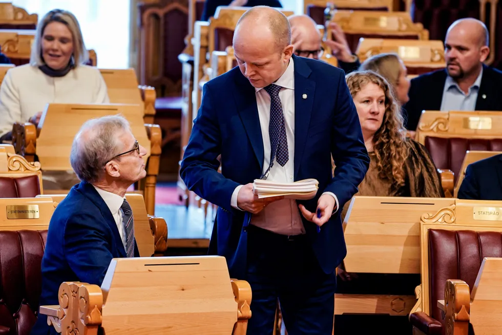 Finansminister Trygve Slagsvold Vedum i samtale med statsminister Jonas Gahr Støre før han legger frem sine endringsforslag til statsbudsjettet for 2022 for Stortinget.