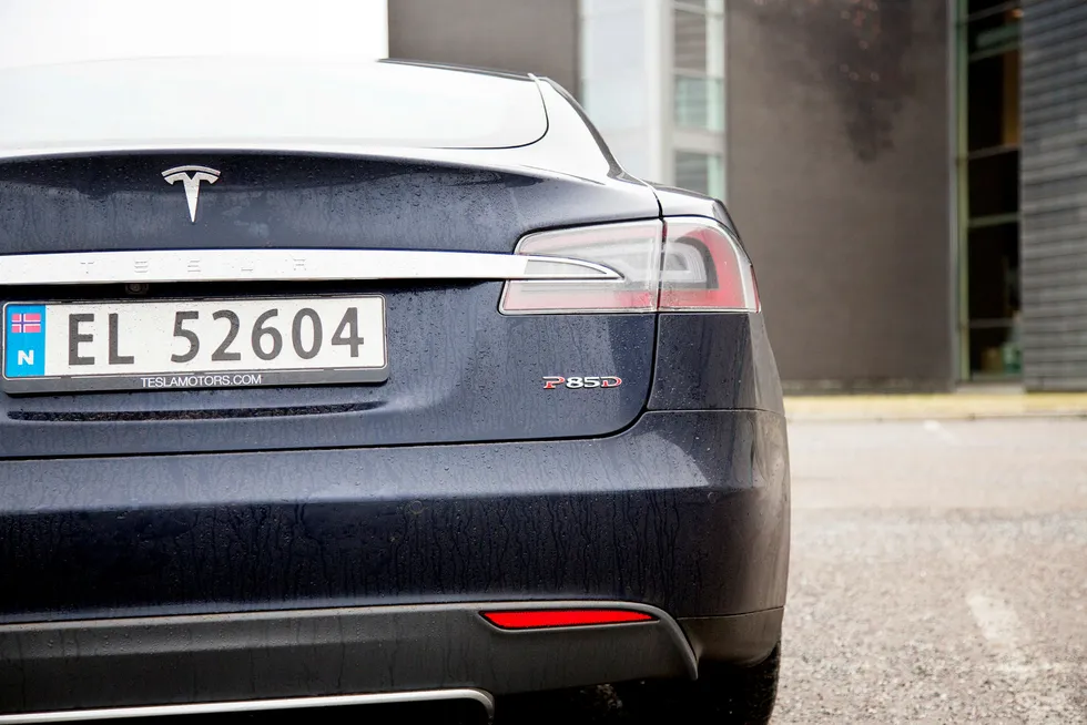 Ti eiere av Tesla Model S P85D skal i desember prøve saken i Oslo tingrett. Foto: Hege Hegle