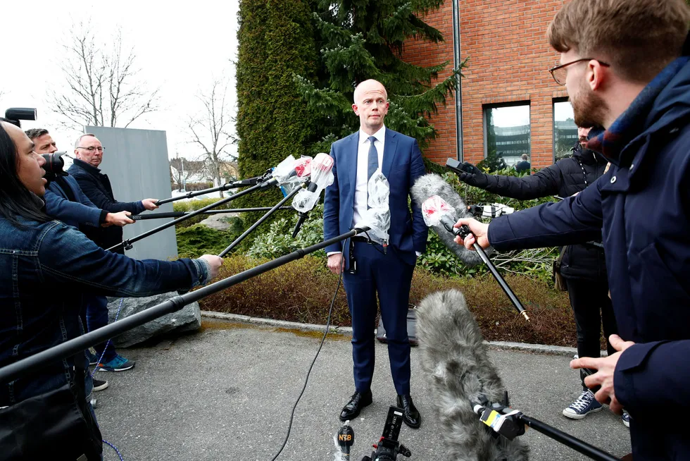 Tom Hagens forsvarer, advokat Svein Holden, møtte pressen etter onsdagens fengslingsmøte.