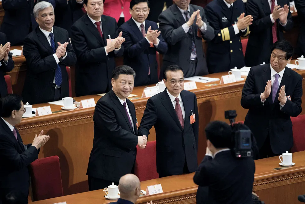 Kinas president Xi Jinping (til venstre) har forsterket posisjonen sin under Folkekongressen, statsminister Li Keqiang er svekket. Nå er et nytt økonomisk team på plass. Det skal lede Kina langt inn i neste tiår. Foto: Nicolas Asfouri/AFP/NTB Scanpix