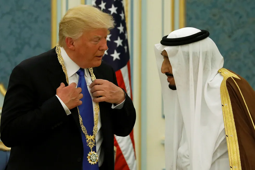 Saudi Arabias kong Salman bin Abdulaziz Al Saud overrakte USAs president Donald Trump med landets høyeste utmerkelse ved det kongelig hoff i Riyadh kort tid etter ankomst lørdag. REUTERS/Jonathan Ernst Foto: JONATHAN ERNST/Reuters/NTB Scanpix.