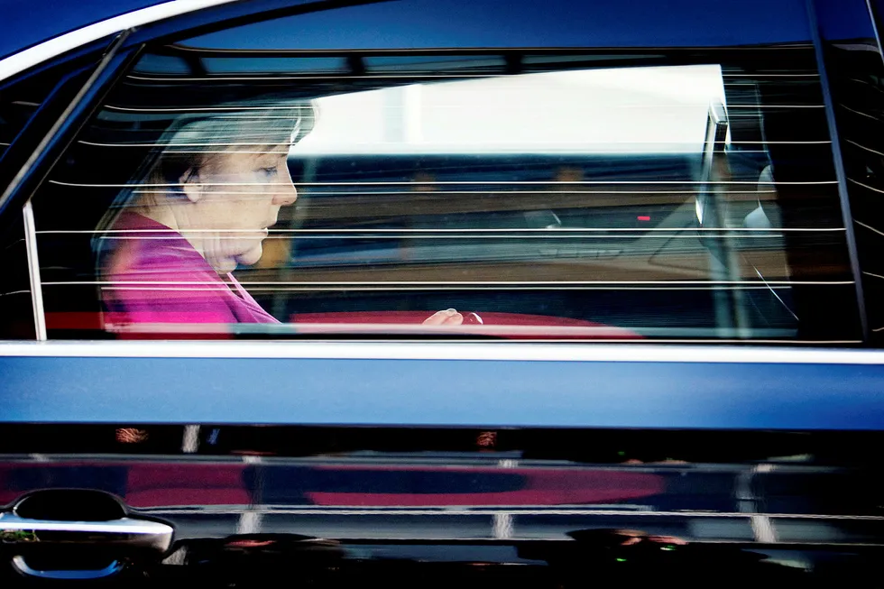 Forhandlinger mellom sosialdemokratene og forbundskansler Angela Merkels (bildet) kristeligdemokrater skulle vært avsluttet i helgen. De har imidlertid fortsatt på overtid, og onsdag formiddag meldte tyske medier onsdag formiddag at det var oppnådd enighet. Her forlater Merkel koalisjonssamtaler i CDUs hovedkvarter onsdag formiddag. Foto: Bernd von Jutrczenka/AP/NTB scanpix