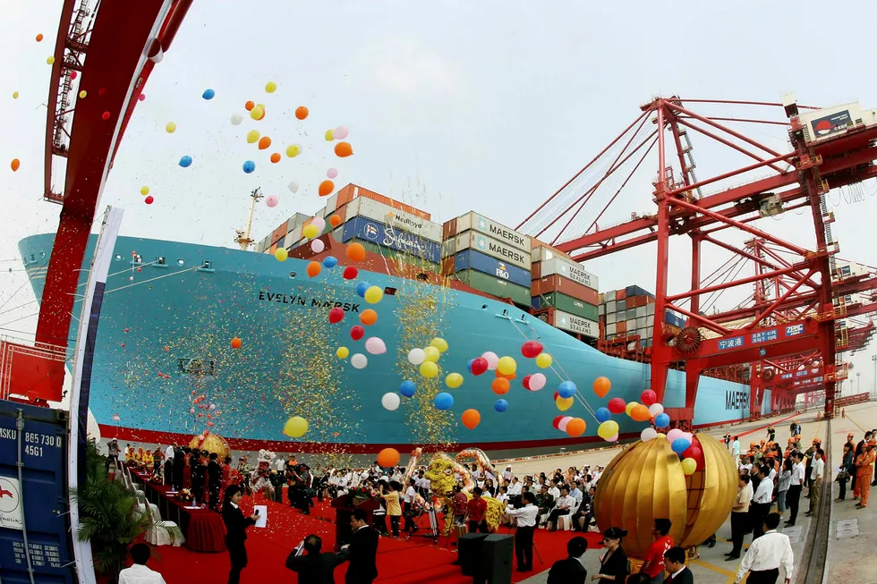 Det danske konglomeratet A.P Møller-Mærsk kan feire at de har fått patent på sin egen farge. Bildet viser container-skipet Evelyn Maersk i havnen i Ningbo i Kina under skipets jomfrutur. ,