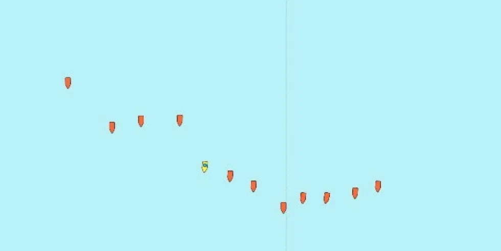 Her søker elleve fiskefartøy i formasjon etter sin savnede kollega som trolig har falt over bord fra en norsk fiskebåt nord for Bjørnøya .«KV Barentshav» koordinerer fiskefartøyene som deltar i leteaksjonen.