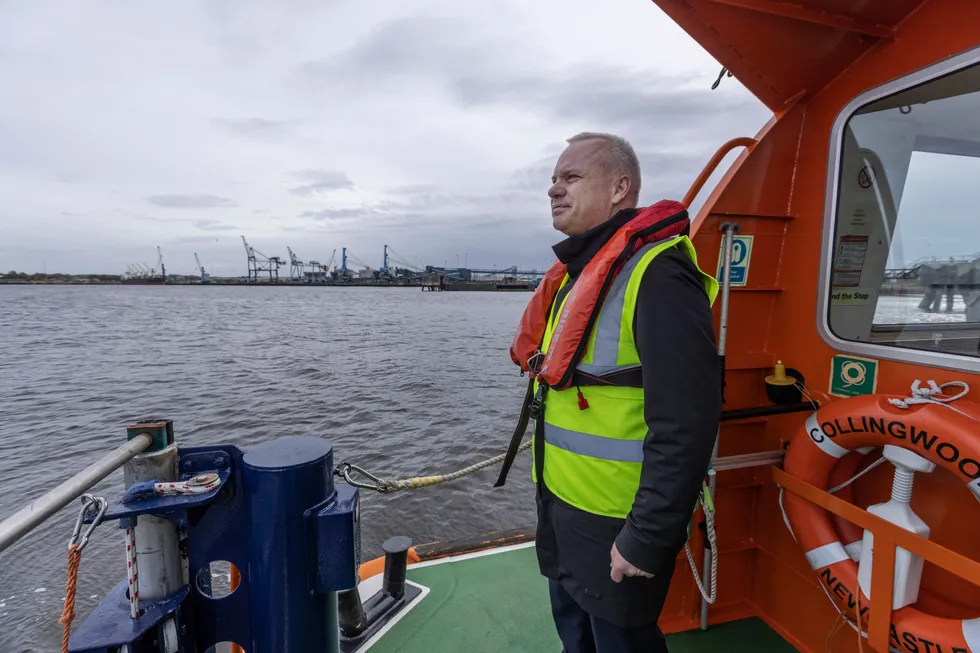 Equinor-konsernsjef Anders Opedal på besøk på elven Tyne i Newcastle, nord i England. Her vil Equinor bygge basen for vindparken Dogger Bank.