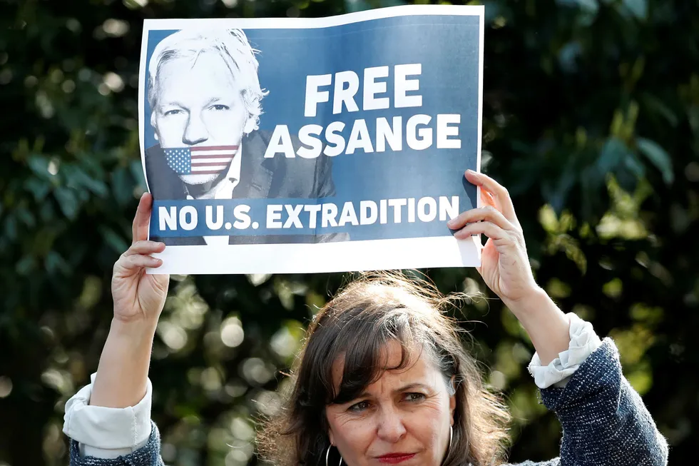 Julian Assange-saken har skapt store reaksjoner på tvers av landegrenser. På bildet er den spanske politikeren Ana Miralda Paz som denne uken deltok på en pressekonferanse i London hvor hun uttrykte støtte til WikiLeaks-grunnleggeren sammen med flere internasjonale politikere.