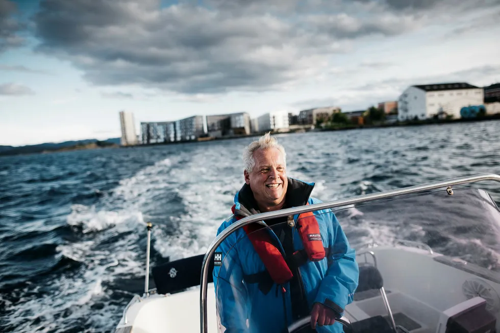 Lasse Andresen bor i California, men er hjemme i Stavanger så ofte han kan. Da tar han seg gjerne en båttur. Foto: Tommy Ellingsen
