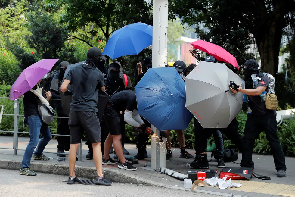 Hongkong 24. august i fjor: En gruppe demonstranter med oppslåtte paraplyer og skjerf foran ansiktet er i ferd med å velte en lysstolpe og åpne den med en sag. Det ser ut som hærverk, men er en disseksjon av byens overvåkning: Hvilke sensorer finnes i stolpen? Har den kameraer?