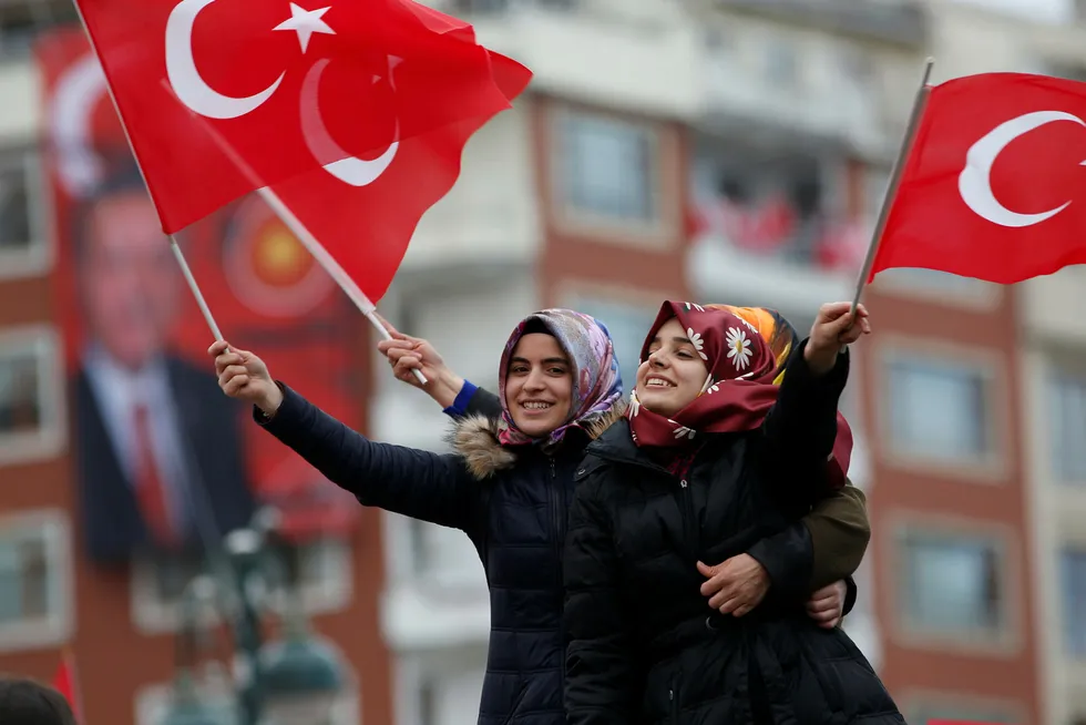 Søndagens valg i Tyrkia er helt åpent, til tross for Ja-siden og Erogan helt har dominert i mediene og i gatebildet. Foto: Lefteris Pitarakis/AP photo/NTB scanpix