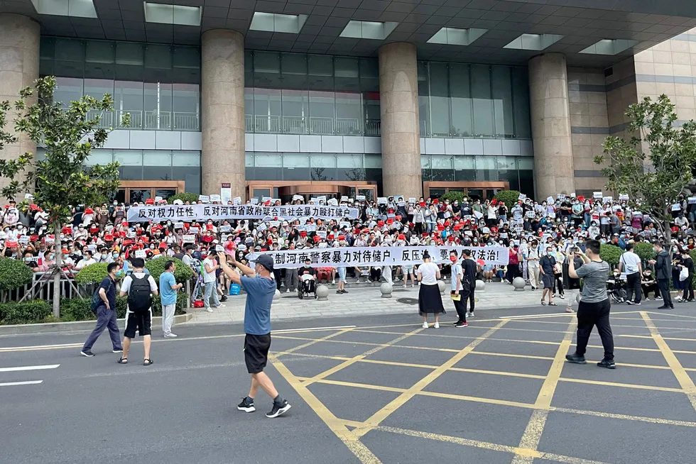 Rundt 1000 personer demonstrerte i helgen utenfor den kinesiske sentralbankens avdeling i Zhengzhou i Henan-provinsen. En omfattende svindelskandale er under opprulling.
