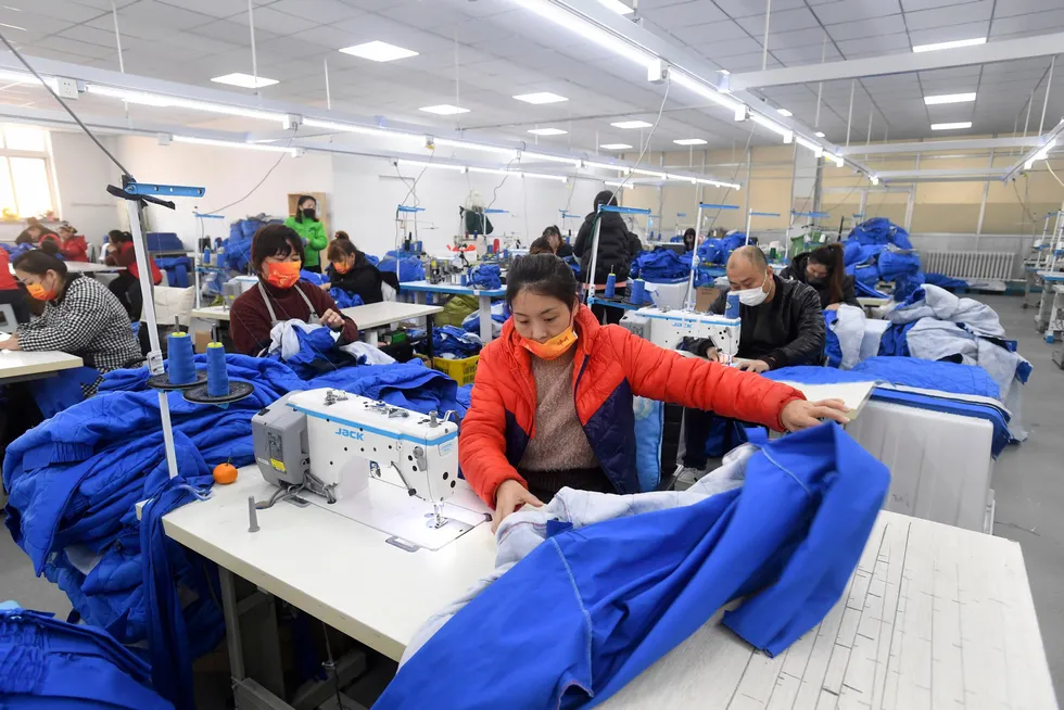 Foreløpige økonomiske statistikker og aktivitetsrapportet for november viser svakere aktivitet i den kinesiske økonomien. Her fra en tekstilfabrikk i Shenyang i Liaoning-provinsen.