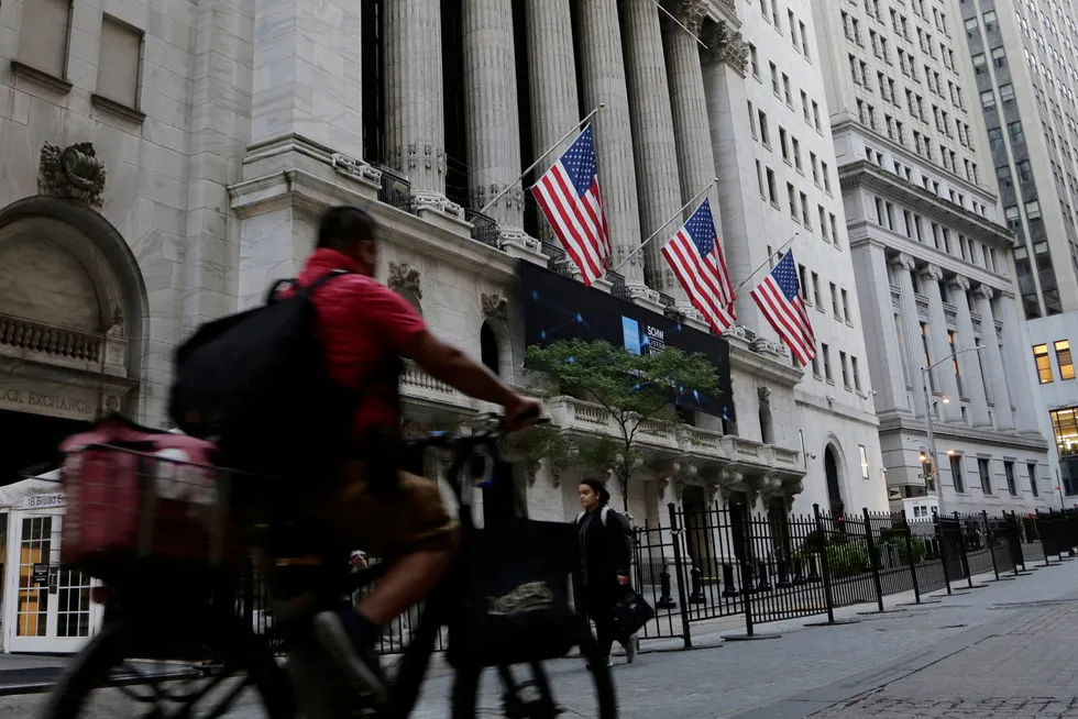 Pendlere utenfor New York Stock Exchange på Manhattan onsdag morgen.