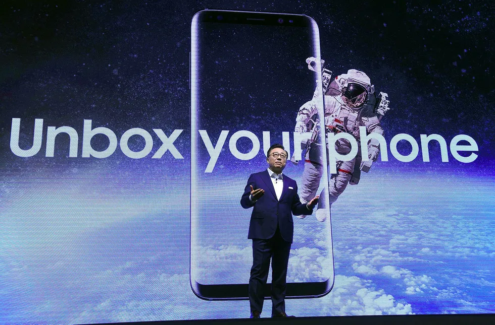 Arkivbilde. DJ Koh, leder av Samsungs mobilvirksomhet avduker Samsung Galaxy S8. Note 8 antas å bygge på S8 designmessig, men med enda heftigere spesifikasjoner. Foto: NTB Scanpix / AFP PHOTO / JUNG Yeon-Je