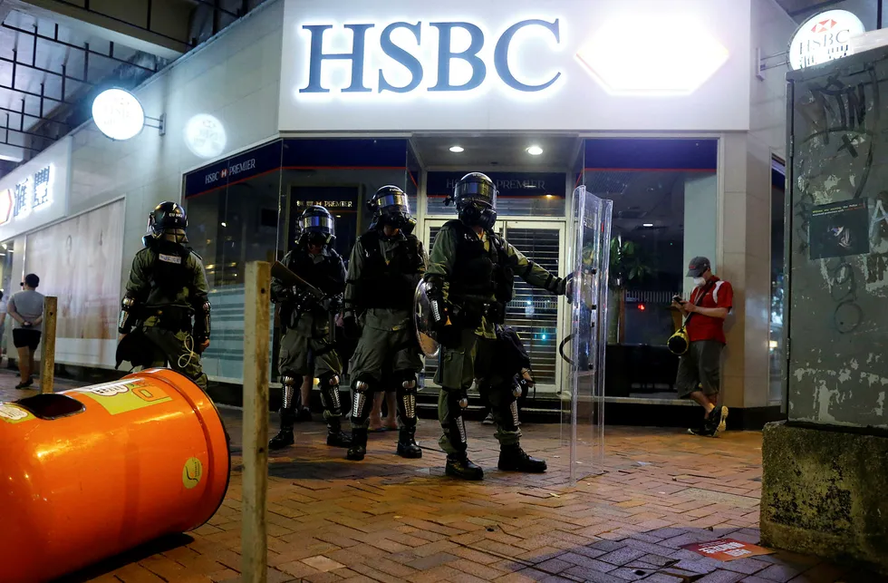 Lokalt opprørspoliti står utenfor en HSBC-filial i nabolaget Wan Chai i Hong Kong tidligere denne måneden.