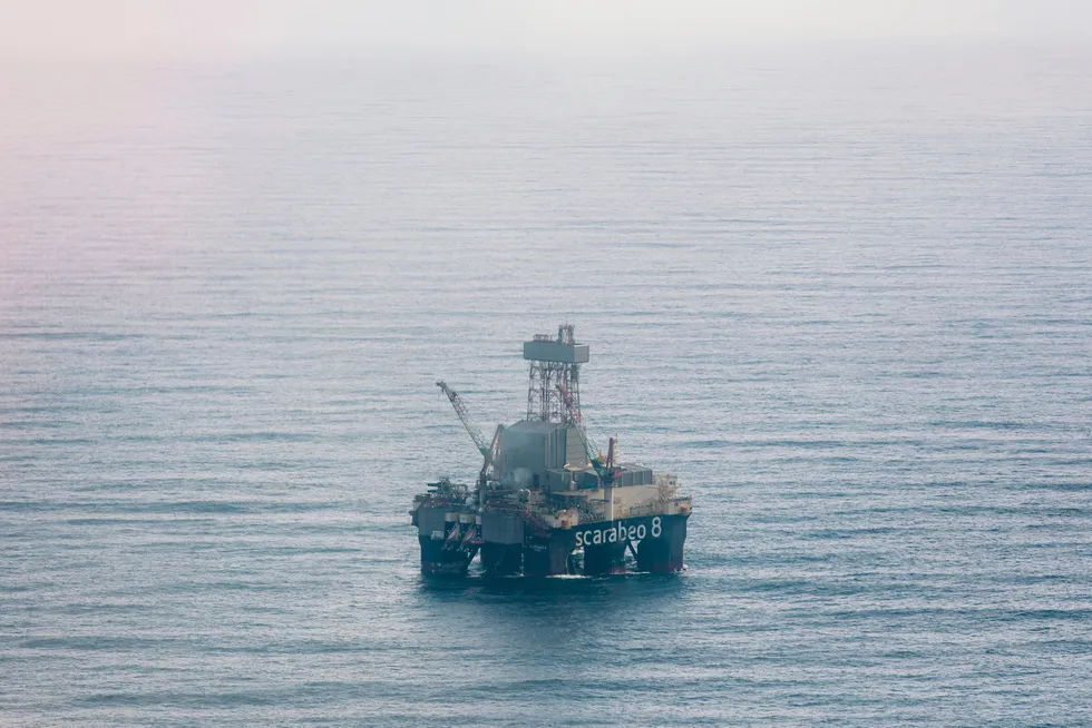Det var Olje- og energidepartementet under ledelse av Borten Moe som bestilte tallene for mulige inntekter og kostnader i Barentshavet. Her «Scarabeo 8» på Goliat i Barentshavet.