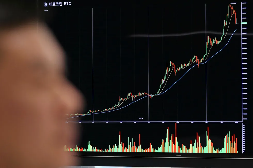 Storbankene er skeptiske til bitcoin-markedet etter valutaens voldsomme kurssvingninger den siste uken. Foto: Lee Jin-man/AP/NTB Scanpix