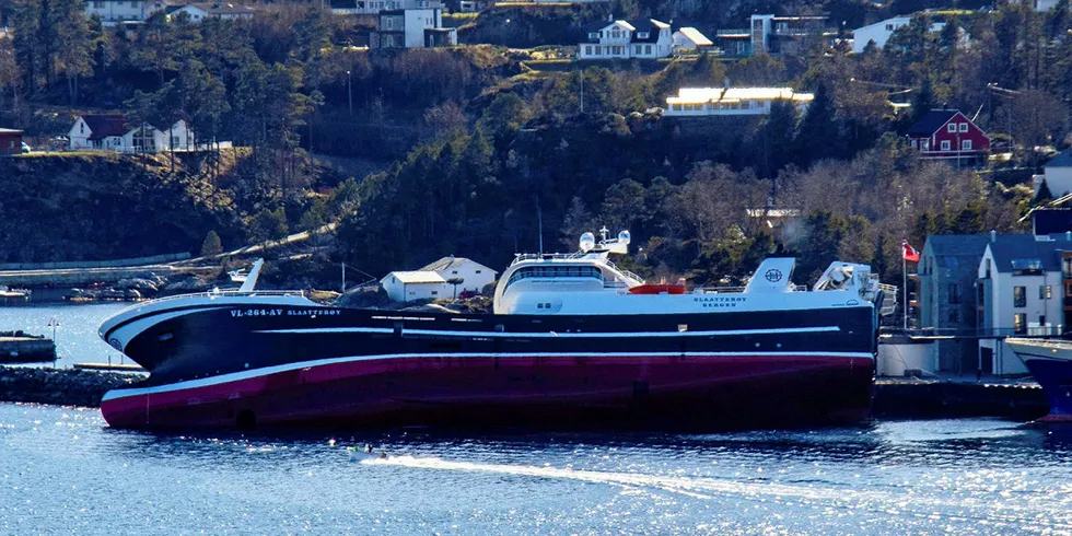 KRENGET: "Slaatterøy" med sterk slagside i rundt 20 minutter ved kai i Austevoll lørdag, som skyldtes vann i stabiliseringstakene.