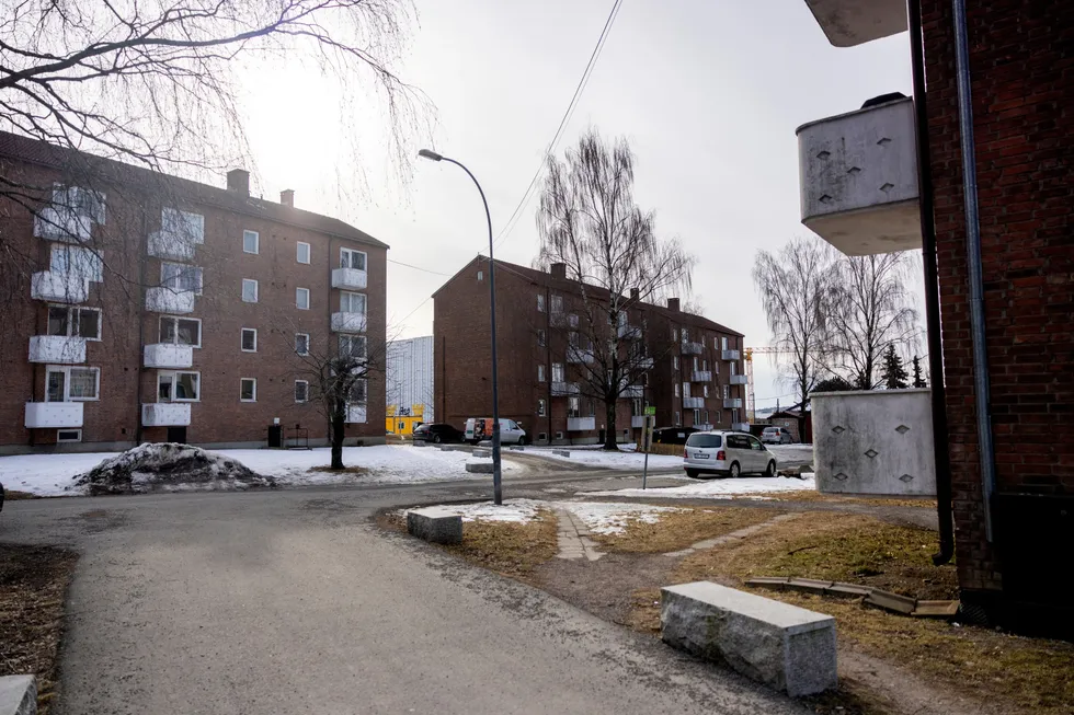 De vel 1200 personene som har bodd i Sinsenveien 56-74 må nå flytte, etter Ivar Tollefsen solgte sykehusboligene tilbake til det offentlige – som nå skal rive den. Erling Folkvord kaller det en skandale.