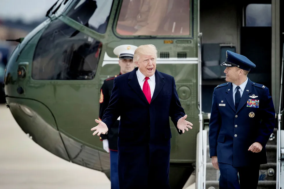 President Donald Trump sitter med makten over liv og død i en krisesituasjon. Her på Andrews Air Force Base i Washington mandag. Foto: Andrew Harnik/AP/NTB Scanpix