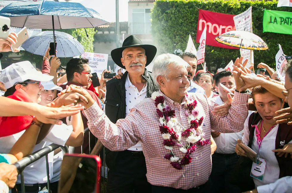 Venstrepopulisten Andrés Manuel López Obrador blir Mexicos president de neste seks årene. Her på et jublende valgmøte i Uruapana i Michoacán. Foto: Enrique Castro/AFP/NTB Scanpix