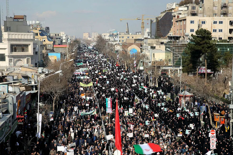 Demonstrasjoner som ble startet av en liten gruppe såkalte «hardliners», i den hellige iranske byen Mashhad, 4. januar hvor totalt 21 mennesker døde og hundrevis ble arrestert, over fem dager som startet 28. desember. Foto: Nima Najafzadeh/AFP/NTB Scanpix