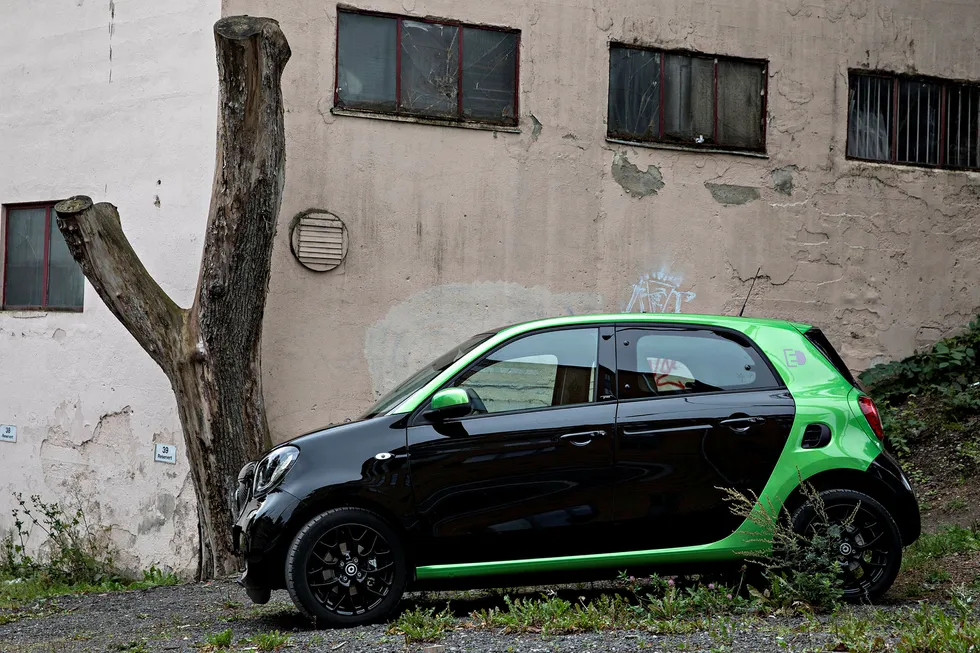 Smart Forfour er en ganske smart bybil, selv om den er en elektrisk bil av den gamle typen. Med sin korte lengde på knappe 3,5 meter er det sjelden noe problem å finne parkering. Foto: Aleksander Nordahl
