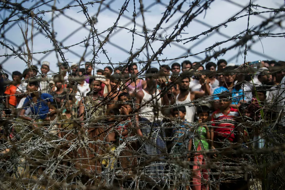 Rohingya-flyktninger samlet bak piggtråd i en midlertidig leir i ingenmannsland, på grensen mellom Myanmar og Bangladesh. Foto: YE AUNG THU/AFP/NTB Scanpix