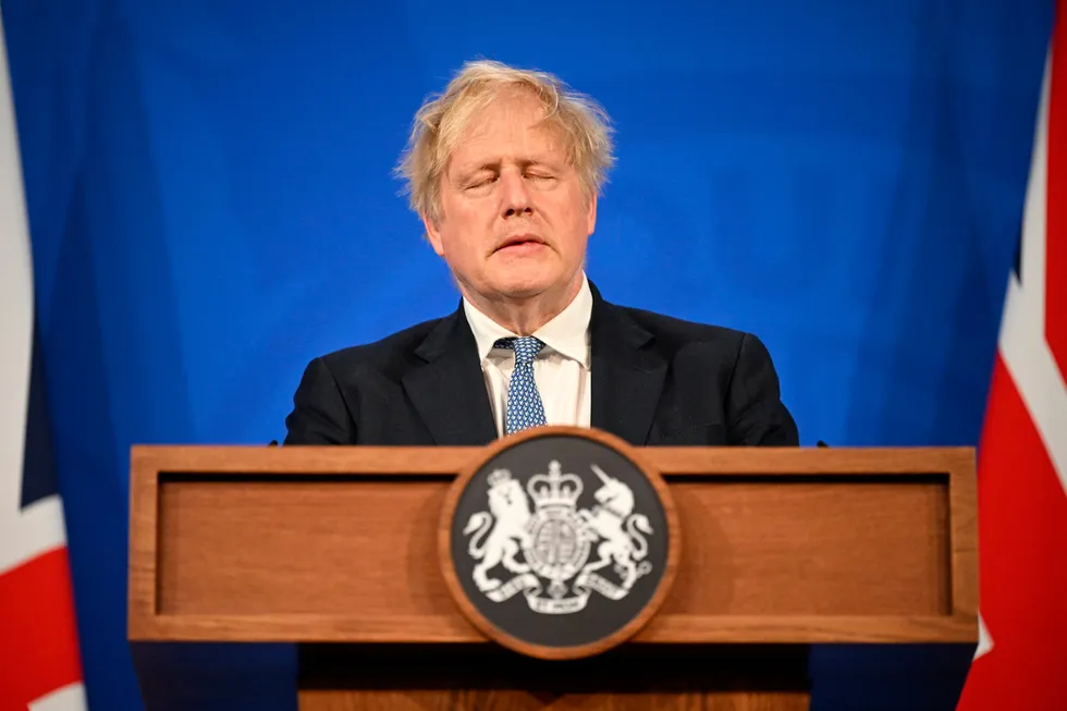 Skandaleproblemene tårner seg opp. Boris Johnson under en pressekonferanse i Downing Street 25. mai, etter at rapporten om festingen i Downing Street ble offentliggjort.