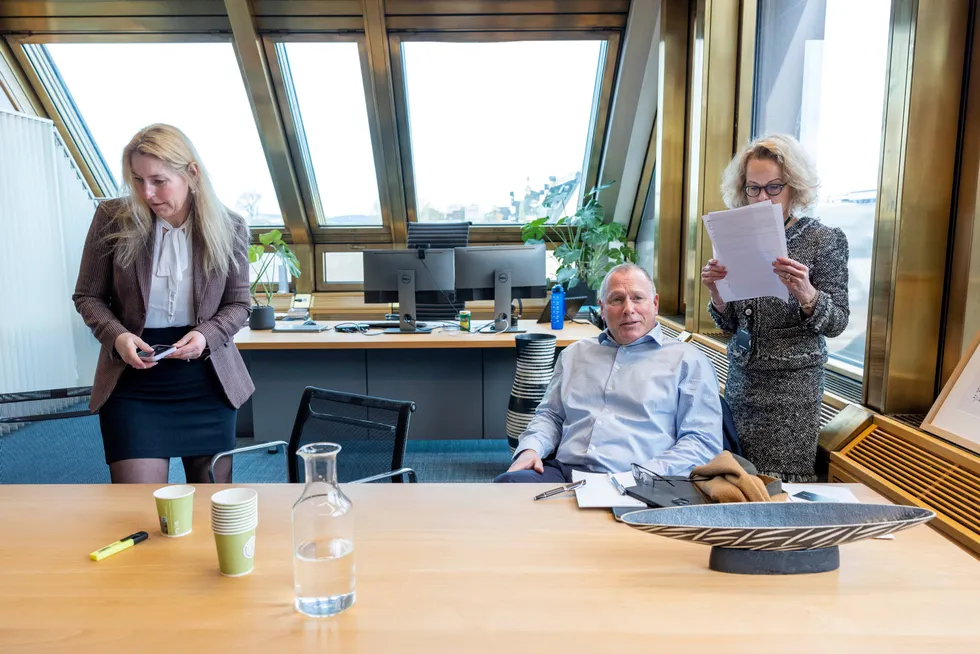 Oljefondsjef Nicolai Tangen har invitert til sitt kontor i Norges Bank for å snakke om kunstig intelligens, sammen med teknologidirektør Birgitte Bryne (venstre) og eierskapsdirektør Carine Smith Ihenacho.