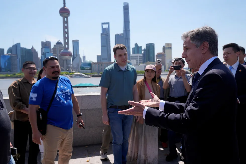 USAs utenriksminister Antony Blinken er på et offisielt besøk i Kina. Her fra The Bund i Shanghai på tirsdag.