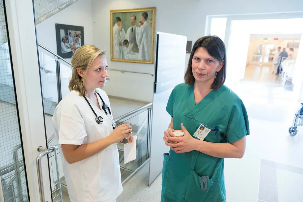 Anniken Riise Elnes, til venstre, er lege i spesialisering og tillitsvalgt på Universitetssykehuset i Oslo. Hennes kollega Gro Owren Nygaard har vært i 37 vikariater siden hun var nyutdannet på tross av at hun er 41 år og har en doktorgrad på multippel sklerose (MS). Foto: Gunnar Lier