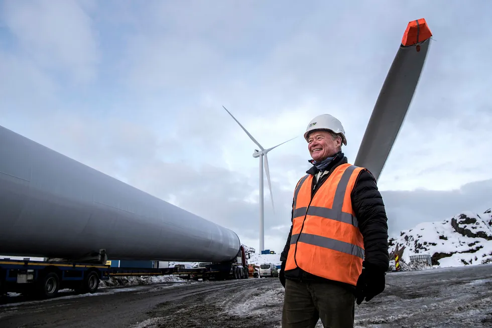 Den første av fem vindmøller er montert når Asko styreformann Torbjørn Johannson besøker den nye vindmølleparken på Skurve utenfor Stavanger. Foto: Tommy Ellingsen Foto: Tommy Ellingsen