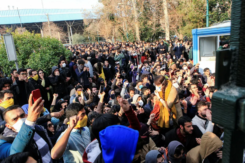 Bildet viser demonstrasjoner i Tehran på lørdag. Foto: AP