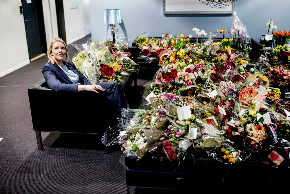 Justisminister Sylvi Listhaug stilte fredag opp ved siden av alle blomstene hun har mottatt fra støttespillere. Foto: Fartein Rudjord