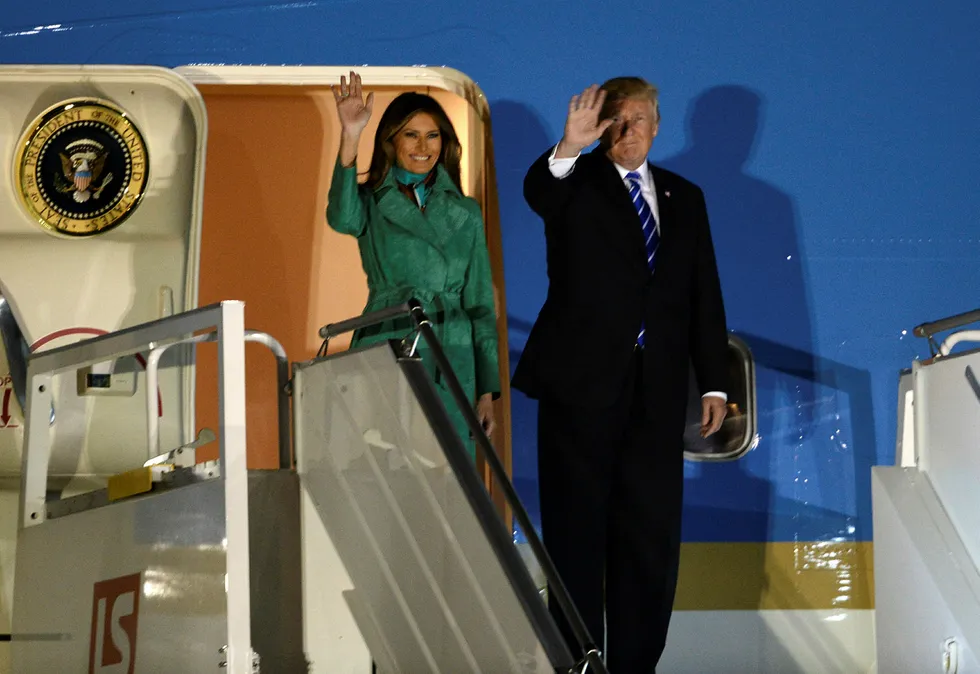 USAs president Donald Trump og førstedame Melania Trump vinker i det de ankommer den polske hovedstaden Warszawa. Foto: Alik Keplicz/AP photo/NTB scanpix