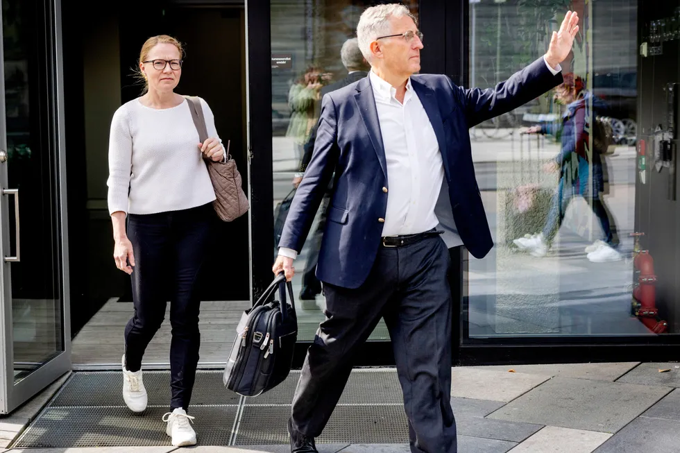 Elisabeth Bull Daae og hennes advokat Sigurd Knudtzon var på drøftelsesmøte fredag. Her er de etter møtet utenfor Wiersholms kontorer i Oslo.
