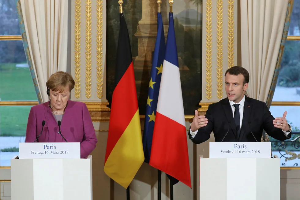 Den tyske forbundskansleren Angela Merkel møtte den franske presidenten Emmanuel Macron i Paris. Foto: Ludovic Marin/Pool Photo via AP