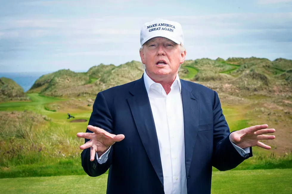 Donald J. Trump eier blant annet et golfanlegg like ved Aberdeen i Skottland. Han besøkte anlegget to dager etter at britene hadde stemt seg selv ut av EU – noe han omtalte som «fantastisk». Foto: Michal Wachucik/AFP/NTB scanpix