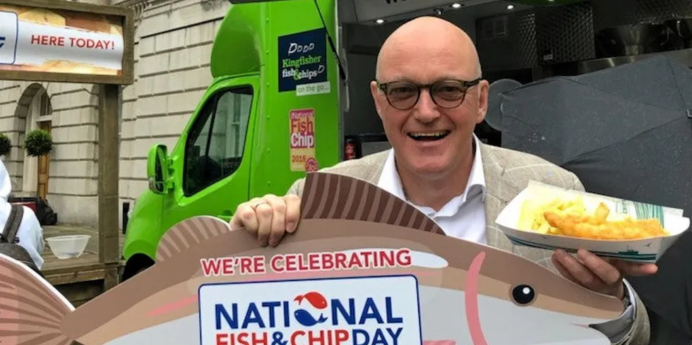 Det britiske fish and chips-markedet har greid seg godt gjennom pandemien basert på norsk fisk. Hans Frode Kielland Asmyhr i Norges sjømatråd er i dag med på feiringen av fish and chips sin egen «nasjonaldag».