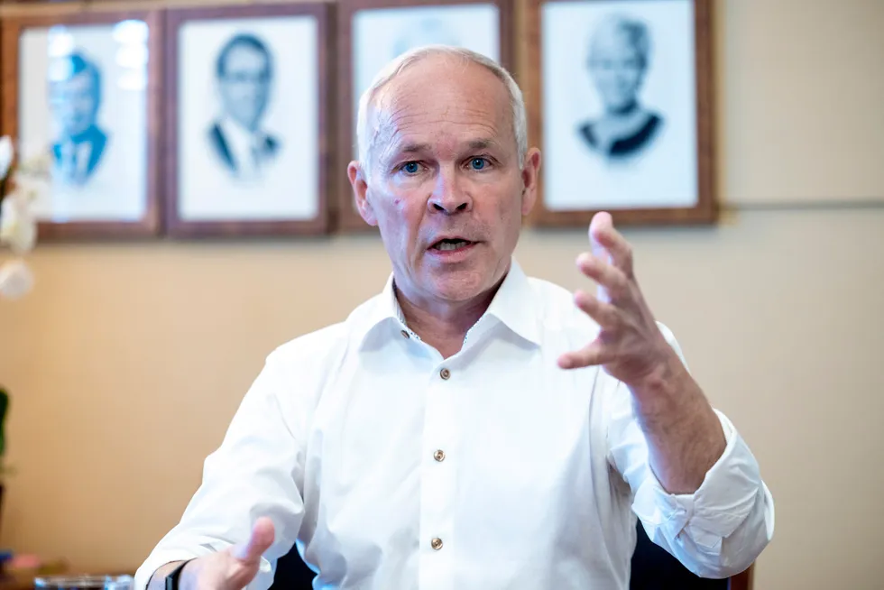 Finansminister Jan Tore Sanner vil ha slutt på at norske aksjonærer bruker selskapsmidler privat uten å skatte av det.