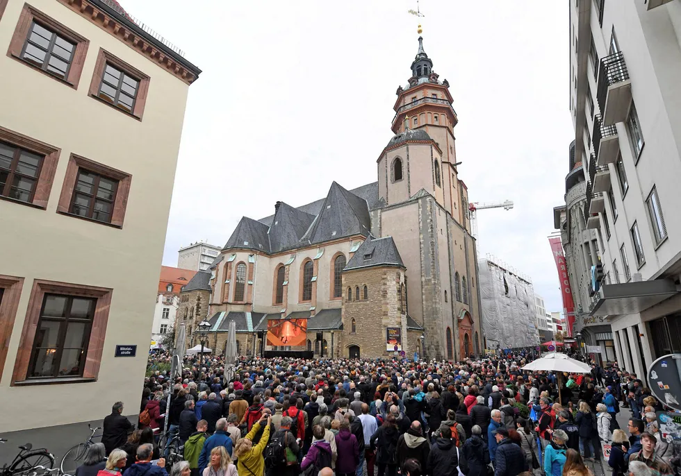 Folk samlet seg rundt Nikolaikirche i østtyske Leipzig sist måned får å markere 30-årsdagen for protestene mot DDR-regimet. Leipzig er i dag pusset opp og er en populær by å besøke både for utenlandske og tyske turister.