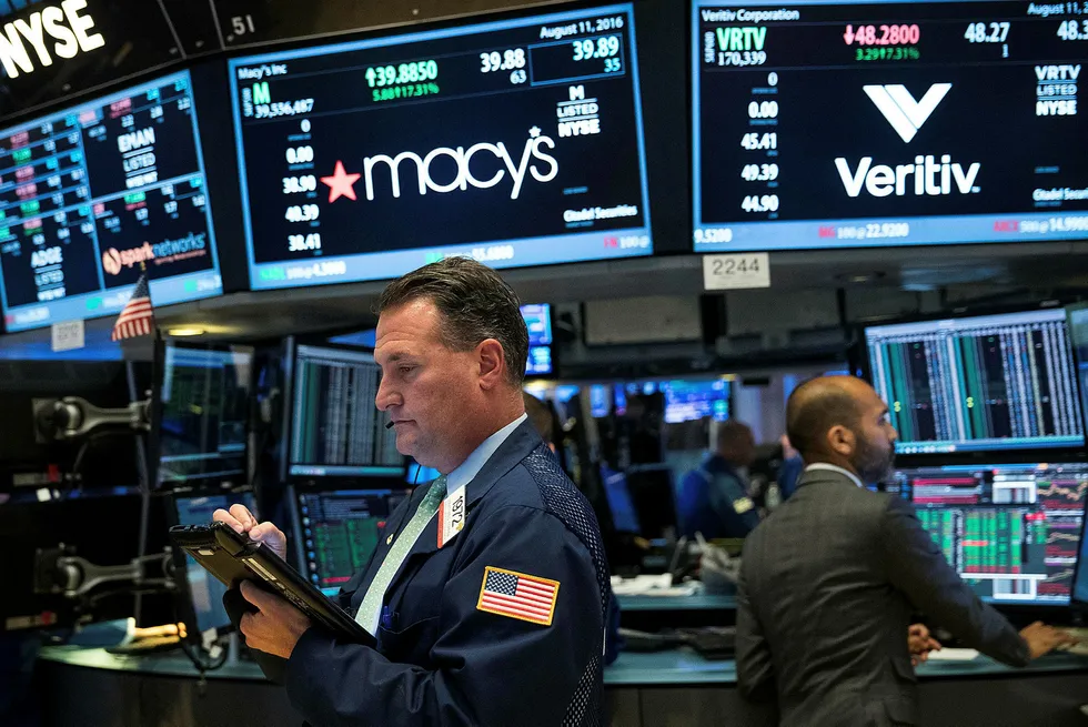Aksjetrader på New York Stock Exchange på Wall Street i New York. Foto: Drew Angerer