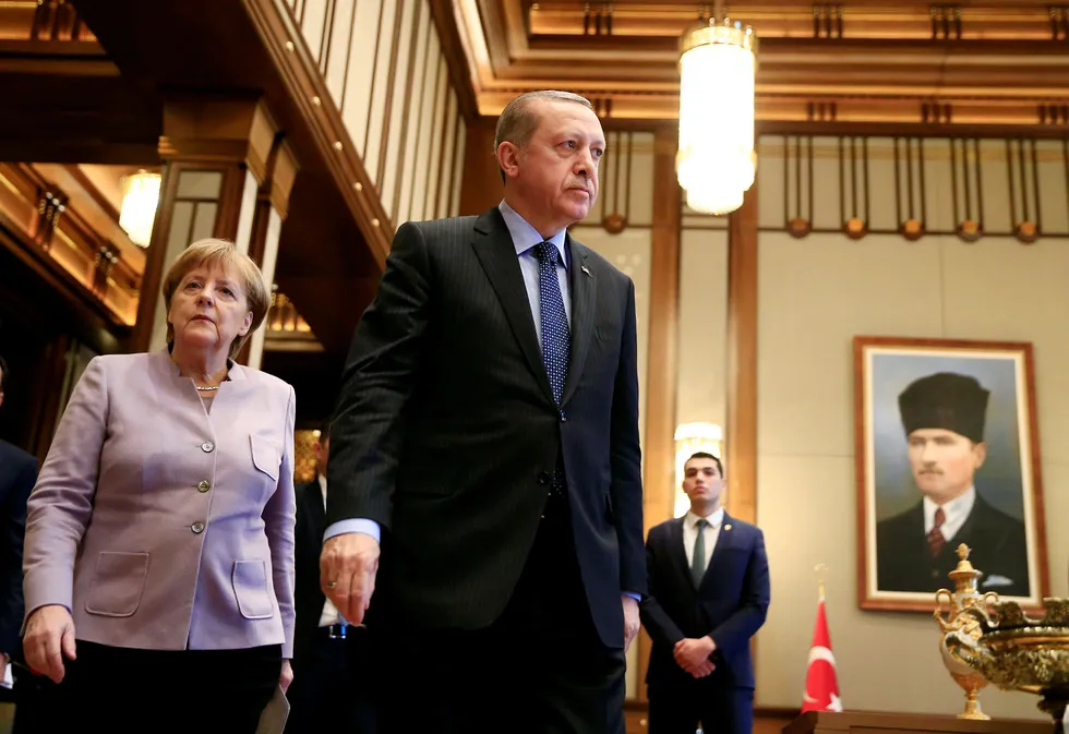 Tyrkias president Recep Tayyip Erdogan (i midten), her fotografert sammen med Tysklands forbundskansler Angela Merkel. Foto: Lefteris Pitarakis/AP/NTB scanpix