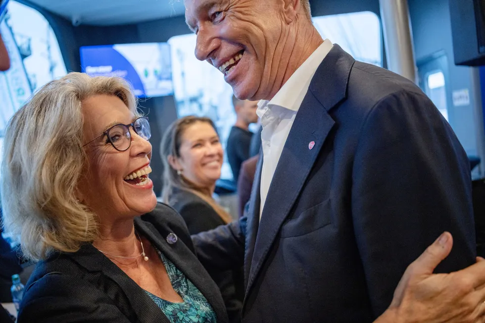 Ringvirkningsanalyser er populære blant lobbyister som vil ha noe fra politikerne. Her Åslaug Haga, administrerende direktør Fornybar Norge. og energiminister Terje Aasland (Ap) under Arendalsuka.