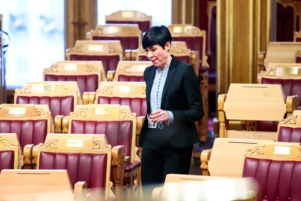 Stortinget flytter på et møte. Dermed får utenriksminister Ine Eriksen Søreide likevel reise til et viktig møte i Brussel.